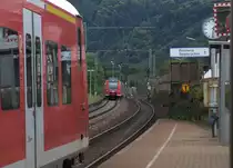Normalerweise verpassen sich die beiden RB 71 zwischen Trier und Homburg/Saar in Serrig um 2 Minuten. Der Zug aus Trier war 2 Minuten sp�ter dran, sodass diese Aufnahme entstehen konnte.

425 131 + 425 135 in Serrig (bei Saarburg) KBS 685 am 29.09.2012