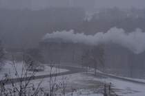 Mit viel Getse kmpfen sich am frhen Nachmittag des 30.12.2012 99 785 und 99 786 mit ihrem langen Personenzug P1005 aus Cranzahl, whrend eines heftigen Schneeschauers ber das Oberwiesenthaler Viadukt die Steigung zum Bahnhof hinauf. Die Entstehungsgeschichte fr dieses Bild war doch etwas kurios! Nachdem ich eine Stunde (!) nach dem geeigneten Aufnahmestandort gesucht hatte (ist gar nicht so leicht zu finden!) und endlich fndig geworden war, nutzte ich die verbleibende Zeit bis zur Ankunft des Zuges(ca. 30 min) fr ein paar Probeaufnahmen. Whrenddessen zog ber dem Fichtelberg eine schwarze Wolkenwand auf, welche nichts Gutes verhie! Folgerichtig setzte auch kurz vor Erscheinen des Zuges (er war bereits zu hren!) ein gewaltiger Schneeschauer ein. Wild entschlossen, dennoch ein Bild zu machen, harrte ich aber auf meinem Standort aus, wobei sich mein Erscheinungsbild in krzester Zeit grundlegend vernderte. Htte man mir einen Eimer auf den Kopf gestlpt, wre der Schneemann perfekt gewesen, denn die rote Nase hatte ich, wetterbedingt, ohnehin schon. Nachdem ich meine Aufnahmen gemacht und der Zug das Viadukt passiert  hatte, lie der Schneeschauer genauso pltzlich, wie er gekommen war, wieder nach, die Wolkendecke riss auf und blauer Himmel und Sonne kamen wieder zum Vorschein! Die Gedanken, welche mir dabei durch den Kopf gingen, sind fr eine Verffentlichung absolut ungeeignet, kann sich aber wohl jeder selbst vorstellen! ;-) Und das besonders, wenn man bedenkt, dass es an diesem Tag die einzige Chance war, die ich hatte, von diesem Zug eine Aufnahme zu machen! Ich hoffe, es ist aber trotz allem ein halbwegs interessantes Bild geworden. 