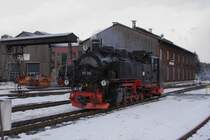 Nachdem 99 785 und 99 786 in Doppeltraktion vor P1005 am 30.12.2012 im Bahnhof Oberwiesenthal eingetroffen sind, ist 99 785 noch auf Rangierfahrt im Bahnhof, whrend 99 786 bereits im Bw zum Wasserfassen steht. Kurz darauf wird 99 786 mit P1008 zurck nach Cranzahl fahren (mit einem Waggon weniger), whrend 99 785 im Bw verbleibt. Da das Fahrgastaufkommen in Cranzahl fr die beiden letzten Zge im Vergleich zum Vormittag, bereits deutlich nachlt, ist fr diese keine Doppeltraktion mehr erforderlich.