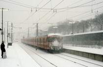 Kbenhavn / Kopenhagen DSB: Ein Zug der Kopenhagener S-Bahn verlsst am 8. Februar 1979 den S-Bf Svanemllen in Richtung Kbenhavn H.