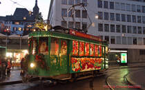 Immer in der Vorweihnachtszeit knnen in Basel kleine Kinder auf eine Gratis Mrchenfahrt mit der Be2/2 190 der BVB mit dem Nikolaus fr 1,5 Stunden auf die Tour geschickt werden. Damit die Eltern zur frohes Shopping Tour drfen. Bild am Basler Fischmarkt 15. Dezember 2012 von Christian Brechbhl.