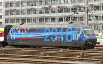 Die SBB Werbelok Re460 021-9 zu Info Telefon Nummern 2316 und 2625 in Eigener Sache bei der Ausfahrt aus dem Zrcher Hbf am 30. April 2012 von Christian Brechbhl