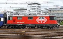 Die frisch Rev. SBB Re420 227-1 Lion bei der Einfahrt in den Hbf Zrich am 30.April 2012, sieht wie frisch aus der Fabrik aus. Bild Christian Brechbhl
