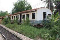 Auch ein Steuerwagen mit der noch lesbaren Nummer 2 verrottet etwa 1,5 Km ausserhalb des Bf. Mahachai. Bild vom 24.Juli 2012. 
