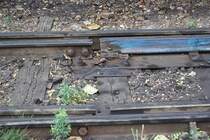 Nichts Besonderes stellen große Schienenstöße in Thailand dar; Bf. Mahachai am 24.Juli 2012.