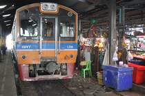 NKF 1208 als ORD 4316 am 24.Juli 2012 im Bf. Mahachai; - oder soll man doch besser im Markt Mahachai sagen?