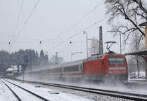 101 067-7 schiebt einem EC in Richtung Mnchen, aufgenommen am 12. Januar in Aling.