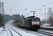 ES 64 F4 - 280 und eine Schwesterlok bei der Durchfahrt in Aling. Aufgenommen am 12. Januar.

