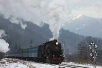 Super Dampf in den Karpaten. Die Sonne beleuchtet die Gipfel und davor mht
sich die alte russische L 5941 mit dem Dzherelo Sonderzug bergan.
Eine tolle Szene fr die ca. 100 mitgereisten Fotografen am 21.2.2008 in Vorokhta.