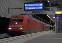 Die 101 013-1 mit dem EC 174 von Budapest Keleti pu nach Hamburg-Altona am 13.01.2013 in Berlin Hbf kurz vor der Abfahrt.