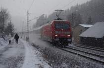 101 057 mit IC 2208 am 12.01.2013 in Frtschendorf. 