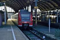 Blick in die Bahnsteighalle des Mnchengladbacher Hauptbahnhofes, auf Gleis 6 steht ein abfahrbereiter RE8 Zug an dessen Ende der 425 035-3 zu sehen ist und der von hieraus nach Koblenz aufbricht.13.1.2013
