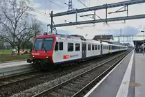 Domino-Mangel in der Westschweiz: Auch in der Region Genf muss zurzeit ein Domino ersetzt werden, und zwar auf der Linie R Lancy-Pont-Rouge - Coppet. Im Bild ist ein ehem. Seehas NPZ als Ersatz R 11049/11052 beim Wenden in Coppet. Der Zug besteht aus dem Bt NPZ ex. MThB 50 85 29-35 973-1, 2 B EWI NPZ, AB EWII NPZ und dem RBDe ex. MThB 561 173-6, 14.01.2013.
