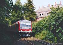 628 424 wurde am 25.7.04 etwa 500 Meter vor seinem Ziel Selb Stadt fotografiert. Der Lokfhrer hatte das Zielschild schon fr die Rckfahrt nach Hof eingestellt.