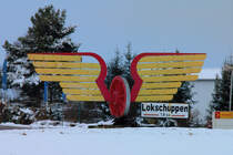 Ein  Groes Flgelrad  an der Kreuzung B 109 / B104 in Pasewalk macht Werbung fr das Eisenbahnerlebniszentrum Lokschuppen in Pasewalk. - 13.01.2013
