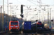 185 174-0 und 185 019-7 beide von der DB stehen in Aachen-West mit einem sehr langen lzug und warten auf die Abfahrt nach Basel(CH) ber Kln bei schnem Winterwetter am 13.1.2013.