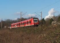 Nur einen Hauch von Winter...

kann man im Saarland verspren.

Heute gab es Sonnenschein und da muten wir raus, zwar an eine bekannte Stelle aber Hauptsache raus.

Bei -2 Grad ging es zur Anrufschranke nach Saarlouis-Roden.

425 131 ist als RE 11 ( RE 12106) Saarhlzbach - St. Wendel unterwegs. In einer Minute wird der nchste Halt in Saarlouis sein.

Die Relation wird nur mit einzelnen Fahrten bedient.

KBS 685 14.01.2013