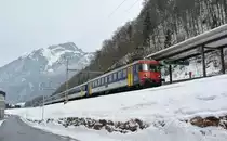 Domino-Mangel beim GlarnerSprinter: F�r den GlarnerSprinter (Z�rich-Glarnerland) gibt es zwei speziell umgebaute Domino-Einheiten. Beide sind t�glich im Einsatz, wenn jedoch eine Defekt ist (kommt relativ h�ufig vor) muss auf herk�mmliches Rollmaterial zur�ckgegriffen werden. Normalerweise dient ein DTZ als Ersatz, heute wurde jedoch wieder einmal ein Doppel RBe-Pendel verwendet. Im Bild ist er als Ersatz RE 3869/3878 beim Wenden in Schwanden GL. Vorne im Bild ist der RBe 540 036-1, 15.01.2013.