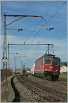 Der schöne, alte Fahrleitungsmast kommt bald weg, der Zug selbst verkehrt auch nicht mehr: Re 4/4 II 11121 mit dem EN 273 Barcelona - Zürich bei Neyruz. 
12. März 2012
