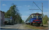 Bei N�mme ist der Grenzbereich zwischen Strasse und Geleisbereich  flie�end . 
Elektriraudtee Triebzug 2201 nach Tallin, dessen Lokf�hrer freundlicherweise dann noch auf versp�tete Fahrg�ste wartete...
9. Mai 2012