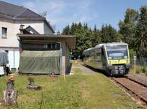 agilis-VT 650.733 rollt am 19.6.12 bergab Richtung Selb-Stadt in den schlichten Haltepunkt Erkresreuth.  