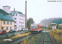 628 412 f�hrt am 30.10.03 von Hof in Selb-Pl��berg ein. Viele Weichen und Gleise lagen zwar noch, waren aber bereits „abgeh�ngt“. Das rechts sichtbare Stellwerk war daher nicht mehr besetzt.