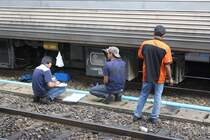 Filterwechsel an einem Schlafwagen im Bf. Hua Lamphong am 02.November 2012.

