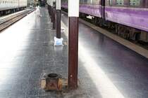 Was ein Achslagergehäuse auf dem Bahnsteig zu suchen hat, darüber grüble ich auch heute noch. Bf. Hua Lamphong am 02.November 2012.