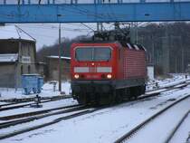 Stunden zuvor brachte 143 843,am 17.Januar 2013,Dostoswagen nach Mukran.Hier kehrte die Lok wieder von Mukran zurck und mute in Bergen/Rgen wegen haltzeigenden Ausfahrsignal halten.