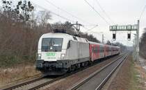 ES 64 U2 - 101 erreicht mit einem Schlierenwagenzug der BB am 12.01.13 Lichterfelde Ost. Anschlieend ging die Fahrt weiter Ludwigsfelde.