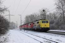 111 024-6 mit dem RbZ 70722 (Frth Hbf - Kln-Kalk Nord), bestehend aus 111 068, 143 869, 143 052, 143 888, 143 890 und 143 902 am 16.01.2013 kurz vor dem Ziel in Kln-Gremberg
