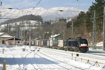 ES 64 U2 061 mit Container-GAG in Payerbach-Reichenau am 19.1.13