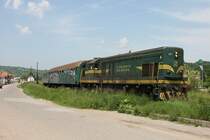Nur zwei Wagen lang ist der Personenzug von Brcko nach Tuzla. Kennedy 323
hat damit nun wahrlich keine Mhe. Der Zug verlsst am 20.5.2011 gerade den
Bahnhof Vinja und fhrt weiter nach Tuzla.