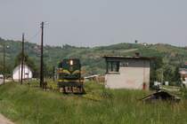 Kennedy 267 fhrt am 20.5.2011 mit einem Personenzug aus dem total herunter
gekommenen Bahnhof von Vinja in Richtung Tuzla aus.