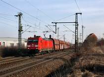 Die 185 341 mit einem Erzzug am 12.03.2011 bei der Durchfahrt in Obertraubling.