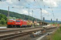 Generationstreff: Links RTS 230 077, rechts die zum Zeitpunkt frisch Hauptuntersuchte 152 015-4 mit einem Containerzug. Kreiensen, 23.06.2012
