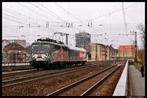 115 509-2 (80 Jahre DB-Autozug) fhrt am 14. Mrz 2012 im  Rckwrtsgang  ber die Siebenbogenbrcke in Frth.