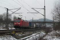185 148-4 zieht am 20. Januar 2013 den Paneuropa/Terratrans-KLV aus Pressig-Rothenkirchen heraus.
