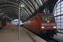 101 125 zieht gleich den IC nach Oldenburg aus dem Dresdner Hbf, whrend 115 198 am Zugschlu schieben darf. 20.01.2013