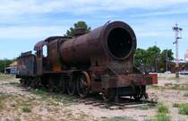 San Rafael, Argentinien Januar 2013: Die 2012 aus dem Depot in Monte Comán hertransportierte Lok wartet auf ihre optische Herrichtung. Die stark lädierte Lok, wohl eine Schwesterlok von der in San Carlos de Bariloche, steht im Bahnhofsbereich von San Rafael, wo schon seit Jahrzehnten die  erste Lok von San Rafael  den Platz ziert. Der Bahnhof ist als Museum zu besichtigen und im Park sind einige bahntechnische Gegenstände wie Stellwerkshebel oder Signale ausgestellt.