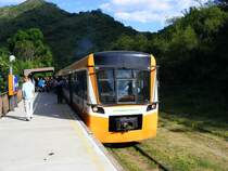 Cordoba Januar 2013: Auf der Fahrt auf  Ramal A1  in dem  Tren de las Sierras  von Cosqun nach Cordoba bei einem Zwischenhalt. Mit dem modernen meterspurigen Triebwagen ist man etwa 2 Stunden unterwegs. Da es ein ffentliches Verkehrmittel ist, kostete die Fahrt nur umgerechnet 0,80 . Die Fahrt durch das Tal ist abwechslungsreich und interessant. Wenn man allerdings die Fahrt in Cosqun beginnt kann man wegen des Fahrplans nur unmittelbar nach Ankunft zurck nach Cosqun fahren oder alternativ problemlos in Cordoba bernachten. 
Fr die Zukunft hoffe ich, da der Zug mal auf der ganzen Stecke nach Cruz del Eje wieder fhrt.
Nheres bei http://www.ferrocentralsa.com.ar