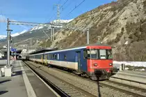 Domino-Mangel im Wallis: Der Re 4/4-BDt Pendel verkehrt immer noch, es wurden mittlerweile jedoch alle Wagen ausgewechselt. R 4415, mit dem f�hrendem BDt EWI 50 85 85-33 966-1 in Leuk, 23.01.2013.