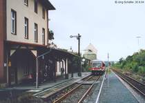 Am 30.8.04 wartete 628 426 in Rehau auf den kreuzenden Gegenzug. Bemerkenswert ist das Ausfahrsignal Richtung Selb, das vor dem Empfangsgeb�ude steht. 