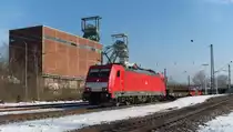 Nach vielen Tagen tr�ben und diesigen Wetters lockte uns heute die Sonne an die Strecke(n).

Zuerst ging es nach Luisenthal bei V�lklingen.

(E) 186 331-5 bringt leere Wagen zur�ck zu Saarstahl nach V�lklingen.
Am Morgen hatte sie den Zug mit Brammen und Eisentr�gern von V�lklingen nach Neunkirchen gebracht, dort wird die Ladung weiter verarbeitet.

Im Hintergrund die Reste der ehemaligen Grube Luisenthal.
Am 7 Februar 1962 fanden dort bei einer Schlagwetterexplosion 299 Bergleute den Tod.

Unser Standpunkt war das ehemalige G�tergleis in Luisenthal, von hier wurden vor Mora C das Drahtwerk von Saarstahl in Luisenthal bedient und der Baustoffh�ndler  Niederer  hatte einen Gleisanschlu�.

KBS 685 - 24.01.2013