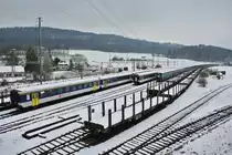 Rund 45 ausranigerte Personenwagen des Typs EWI/II (gr�ne, New Look, NPZ) und Bpm51 stehen abgestellt in Etzwilen, 24.01.2013.