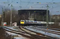 Kein Kessel Buntes....

sondern nur Kesselwagen, daf�r aber nagelneue, in einer Farbgebung hatte ECR 186 173-1 am Nachmittag des sonnigen 24.01.2013 am Haken.

Der Zug ist vom Rangierbahnhof Saarbr�cken ab unterwegs nach Frankreich und das wird in guten 3 Kilometern der Fall sein, wenn der Zug vor Stiring Wendel die Grenze �berfahrt.

KBS 682 (Forbacher Bahn)