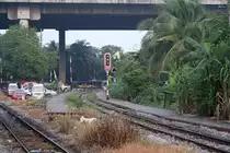 An dem Bahnsteig im Bild rechts der Hst. Uruphong, er liegt an der Verbindungsschleife zwischen Northern- und Eastern-Line, h�lt nur ein einziger Personenzug, in Richtung Makkasan und das auch nur Montag bis Freitag wenn Werktag. In die Gegenrichtung f�hrt �berhaupt kein Personenzug! Die Schleife dient eigentlich nur dem G�terverkehr. Bild vom 03.November 2012.

