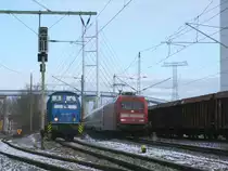 Um links zum Stralsunder Hafen zukommen,mu�te die PRESS 346 025 erst die 101 050, mit dem IC 2213 Binz-Stuttgart,am 24.Januar 2013,in Stralsund R�gendamm vorbei lassen.