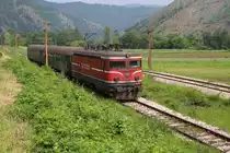 Personenzug bei Zepce mit E-Lok 441121 unterwegs nach Zenice Strecke Doboj -
Sarajevo am 22.5.2011.