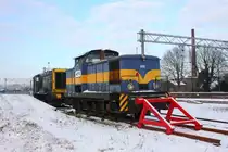 Diese auf den ersten Blick erkennbare V 60 aus DDR Produktion wurde einst
an die Benzinwerke in Trutnov / Tschechoslovakei ausgeliefert. Nun hat sie
offenbar auch bei ihrem letzten Arbeitgeber ACTS mit der Nr. 6003 ausgedient.
Sie steht am 24.1.2013 schon sehr desolat vor einem Prellbock in Apeldoorn 
nahe dem dortigen Hauptbahnhof. Dahinter ist �brigens die ehemalige NS 683 hier
als RRF 5 (Rotterdam Rail Feeding) beschriftet zu sehen.